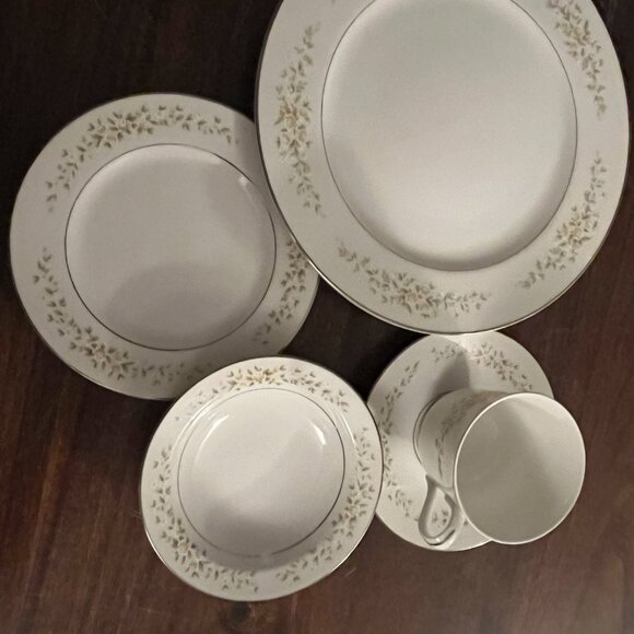 Crown Victoria - Carolyn - dish set - Picture 16 of 16